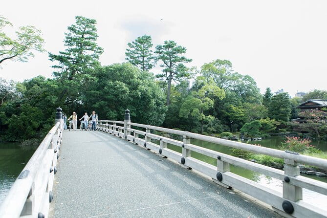 Private Cycling Tour by E-Bike (Am; With an Authorized Guide) - Riding the E-Bikes