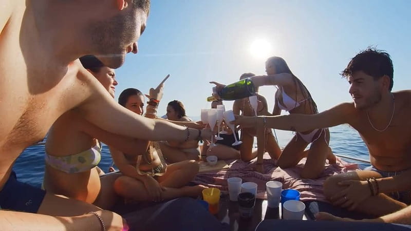 PRIVATE DOLPHIN WATCHING SUNSEEKER WITH DRINKS ON FUENGIROLA - Who Should Sign Up?