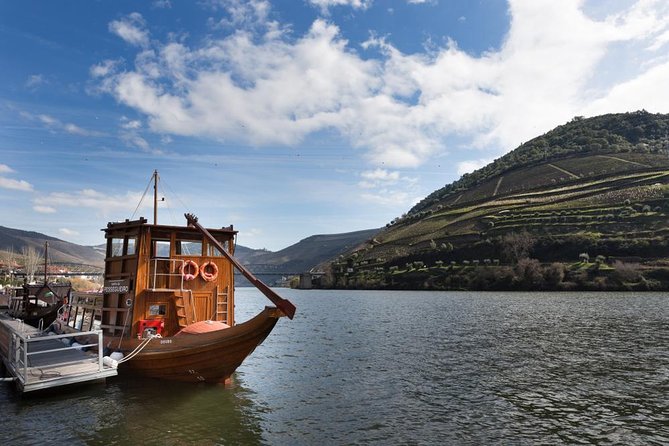 Private Douro Valley Wine Tour: 2 Wine Estates, Lunch and Cruise - Transportation and Accessibility