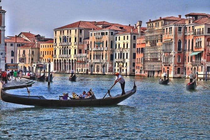 Private Gondola Serenade with Music - An In-Depth Look at Venice’s Private Gondola Serenade