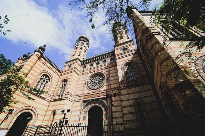 Private Jewish Heritage Tour of Budapest with Local Expert - Price and Logistics: What to Expect