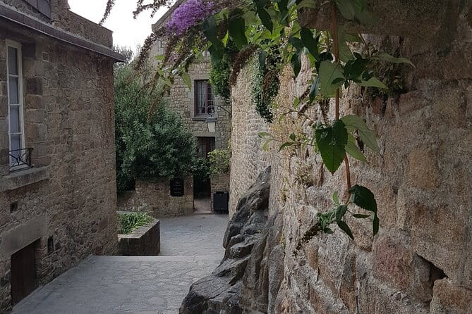 Private Mont Saint Michel tour from Bayeux - Arriving at a World Wonder: The Journey and First Impressions