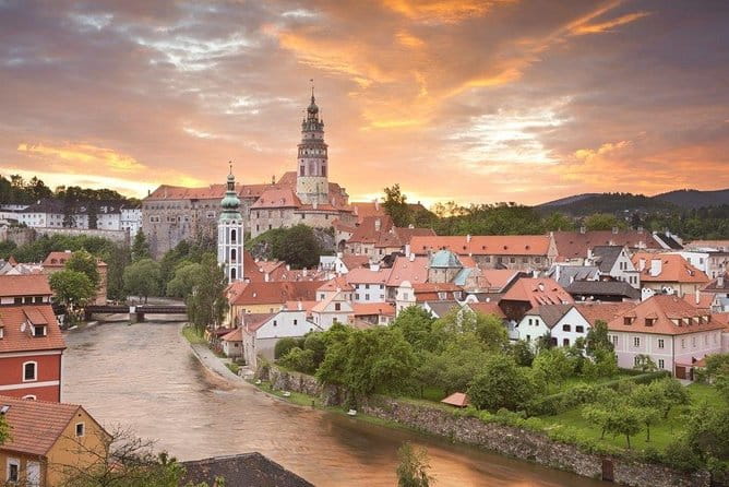 Private one way Sightseeing Transfer From Salzburg To Prague Via Cesky Krumlov - Key points / Takeaways