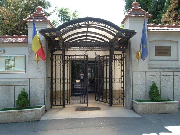 Private: RedPatrol Bucharest Contrasts Tour in a Vintage Car - Key Points: