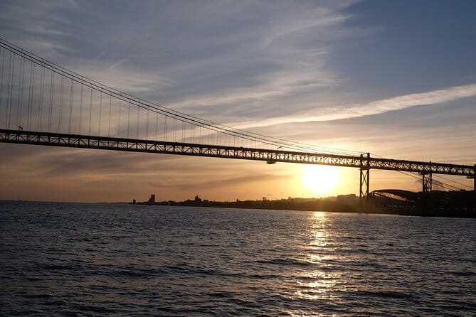 Private Relaxing Sunset Tour along the Tagus River - Key Points