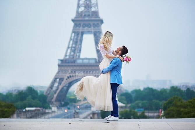 Private Romantic Photoshoot in Paris with Bouquet of Flowers - An Authentic Romantic Photoshoot in Paris