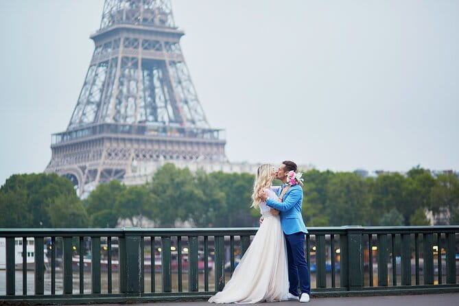 Private Romantic Photoshoot in Paris with Bouquet of Flowers - Key Points / Takeaways