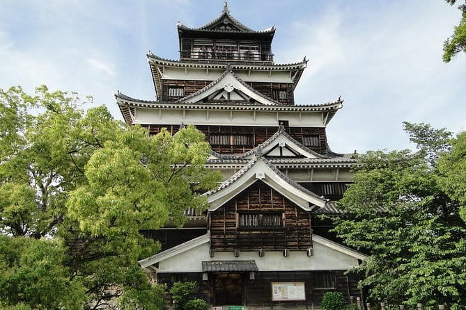 Private Sightseeing Walking Tour in Hiroshima With a Guide - Hiroshima-jyo Castle