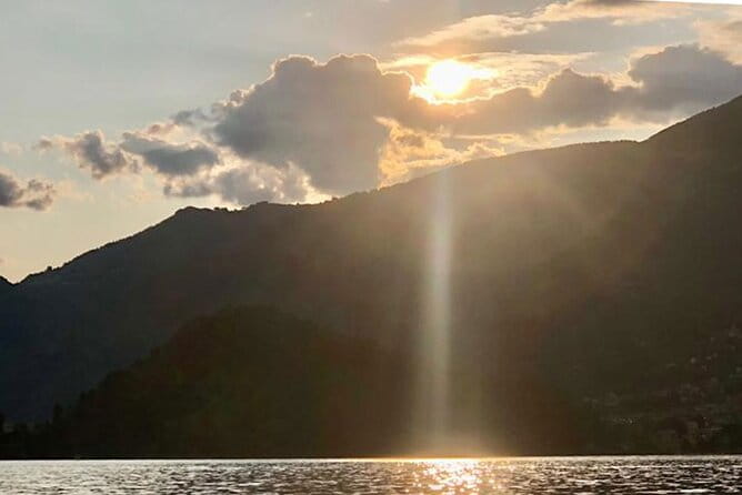 Private Sunset Kayak Villas Experience - Entering the Heart of Lake Como: The Itinerary in Detail