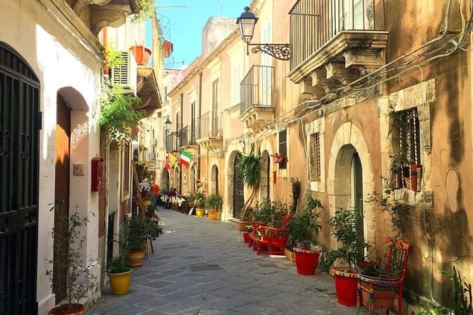 Private Syracuse Tour & light lunch in food market - Exploring Ortigia: A Walk Through Time