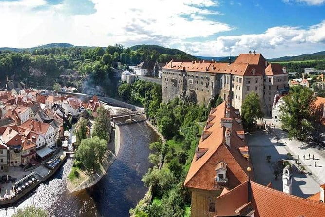 Private Tour: Cesky Krumlov Day Trip from Prague - Entering Cesky Krumlov: A Fairytale Town