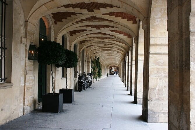 Private Tour in Italian of Paris: Centre, Montmartre, Louvre - Key Points