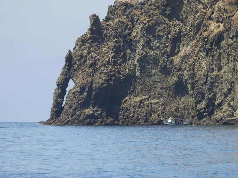 Private tour of Pantelleria by gozzo with skipper and lunch - The Scenic Cruise: Lava Cliffs, Sea Caves, and Coveted Coves