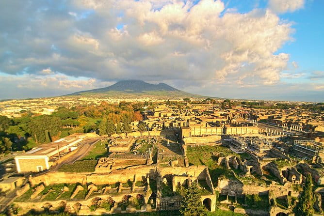 Private Tour Rome to Pompeii in private vehicle or fast train - Entering Pompeii: A First Impressions