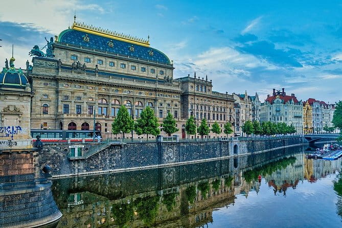 Private Transfer from Berlin to Prague with 4h of Sightseeing - Key points / Takeaways