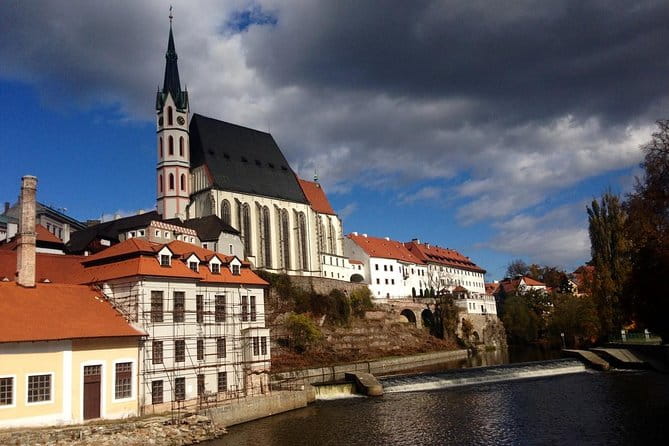 Private Transfer from Prague to Passau with stopover in Cesky Krumlov - The Guided Tour Experience: Knowledgeable Guides Make a Difference