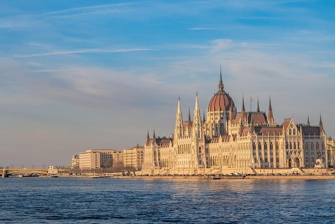 Private Transfer from Vienna to Budapest with 2 hours for sightseeing - Key Points