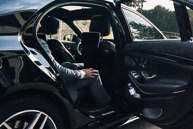 Private Transfer: Heathrow Airport LHR to London by Business Car - An Effortless Way to Start Your London Adventure