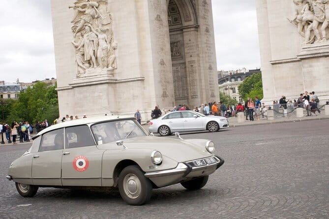 Private Vintage Car Tour of Paris in a Citroën DS - 2H - A Detailed Look at the Vintage Paris Tour