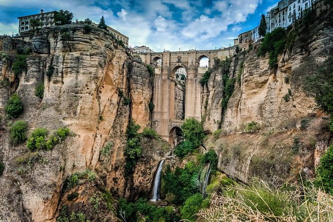 Private Walking Tour of Ronda with official tour guide - Crossing the Bridges: The Heart of Ronda’s Drama