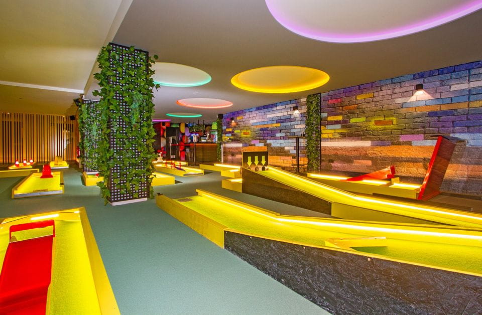Puerto Del Carmen: Indoor 18 Hole Crazy Mini Golf Experience - Atmosphere and Ambiance