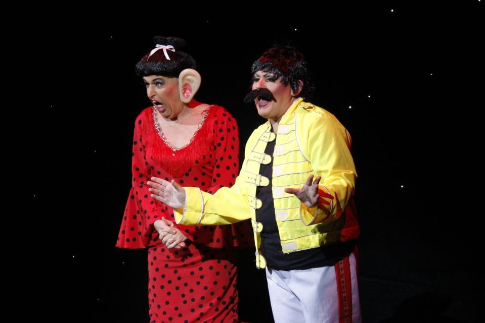 Puerto Del Carmen: Music Hall Tavern Comedy Drag Dinner Show - Dining Menu and Options