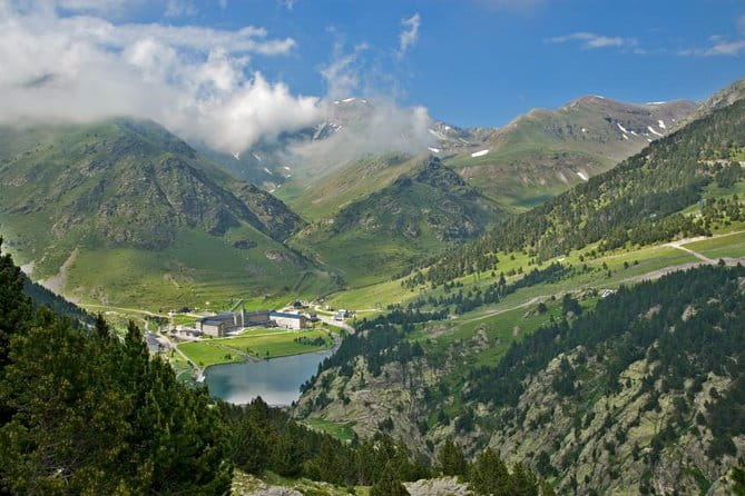 Pyrenees & Medieval Towns Small Group Tour from Barcelona - What Makes This Tour Stand Out