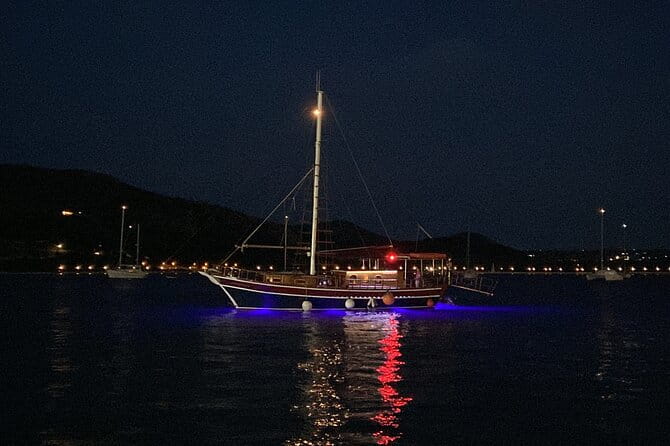 Queen Bee Sunset Cruise with Swim Stops and Dinner - FAQ