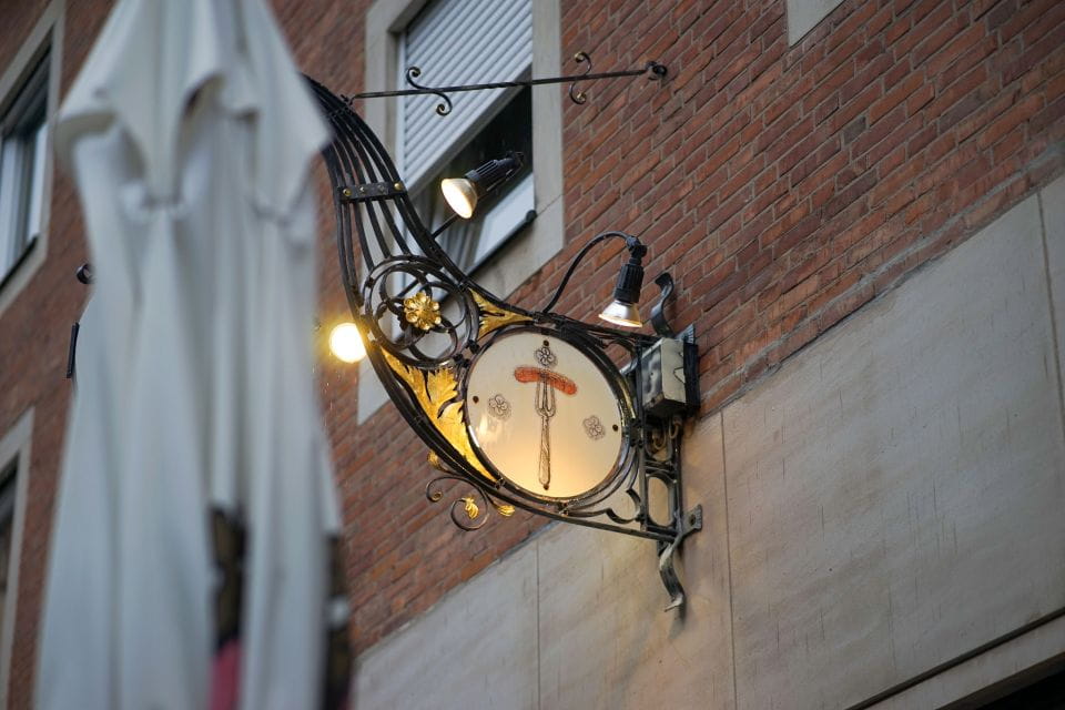 Red Beer and Blue Sausage: A Historical-Culinary Walk - Bratwurst Röslein