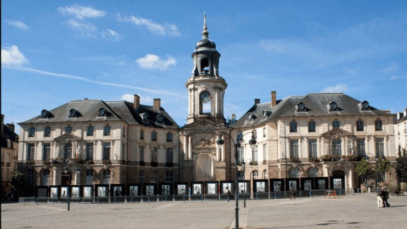 Rennes gourmet food walking tour : Taste Britanny's flavors - Cheese and Chocolates: A Sweet and Savory Interlude