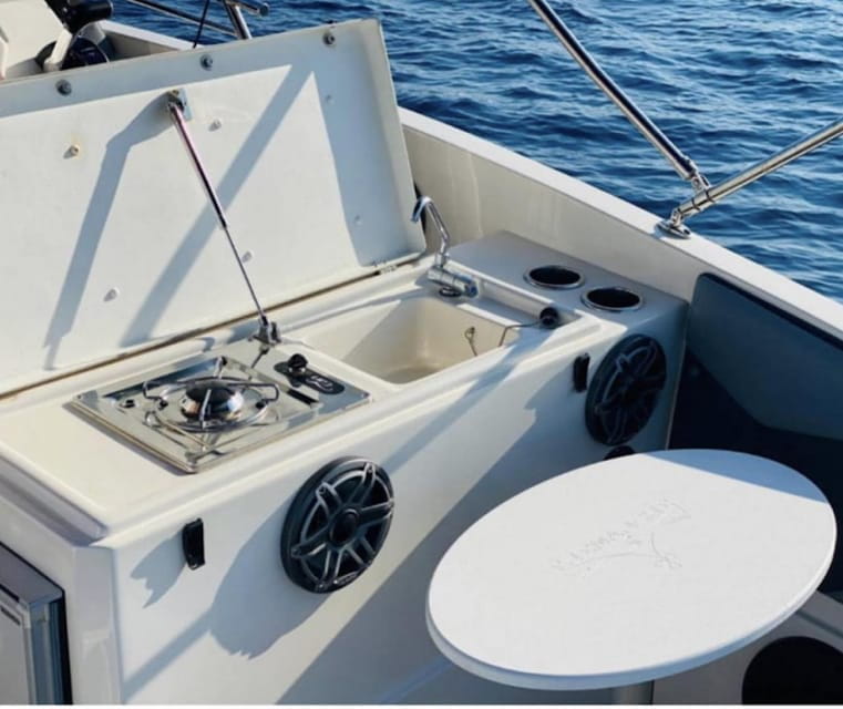 Rent Barca Dylet 85 and explore the Aeolian archipelago. - A detailed look at renting the Dylet 85 for the Aeolian Islands