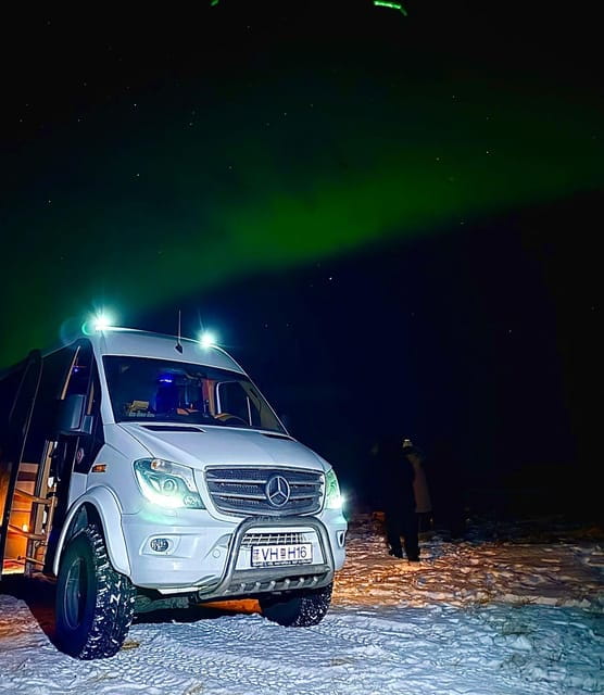 Reykjavík: 4x4 Minibus Northern Lights with Photo and Cocoa - In The Sum Up