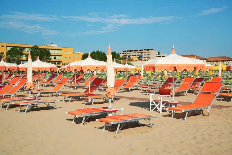 Rimini: Beach Umbrella and Sun Bed at 67 Beach with Drink - Analyzing the Value