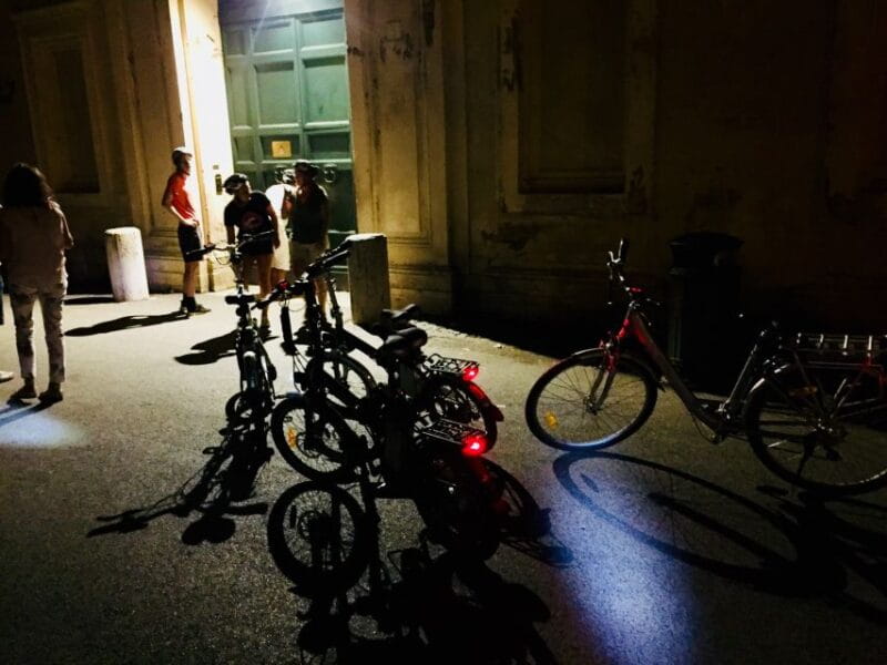 Rome: E-Bike Night Tour with Food and Wine Tasting - Entering the Colosseum