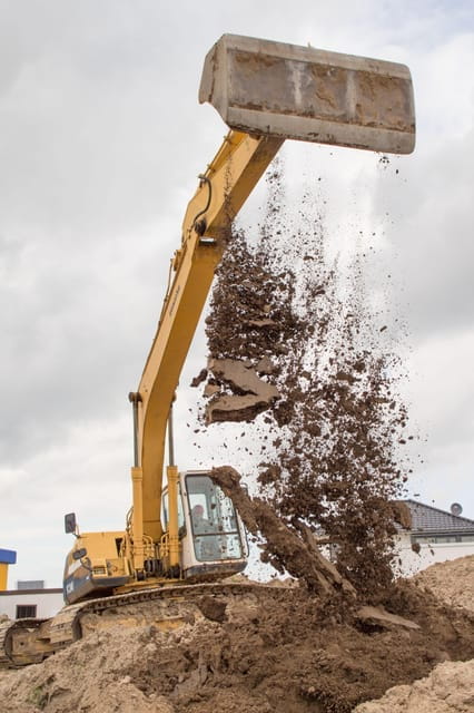 Rostock: 25t chain excavator digging at the Rostock excavator playground - Key Points / Takeaways