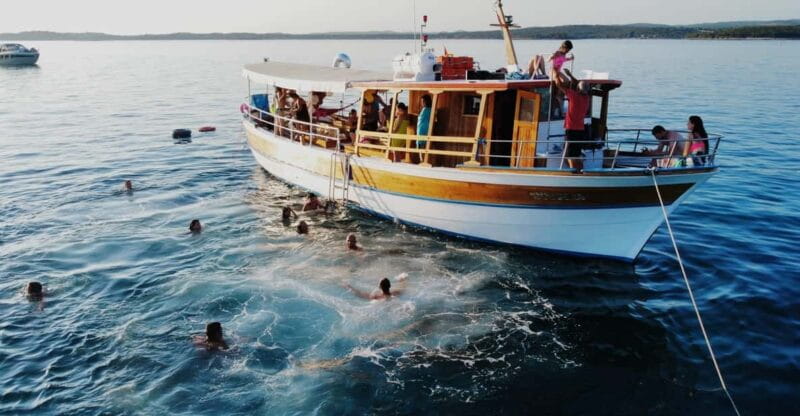 Rovinj half-day cruise: swim stops, drinks & brunch included - Embarking on the Rovinj Half-Day Cruise