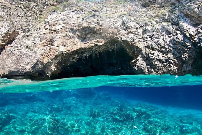 Rubber dinghy to rent Predator 599 40CV (Without License) - Price & Value Analysis