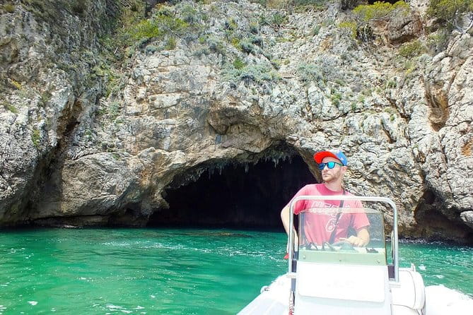 Rubber dinghy to rent Predator 599 40CV (Without License) - Practical Tips for Your Day at Sea