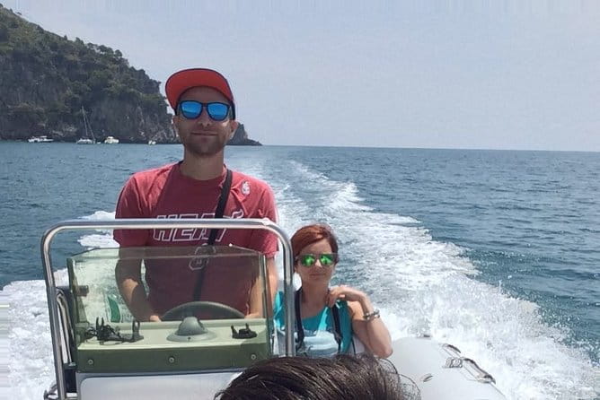 Rubber dinghy to rent Predator 599 40CV (Without License) - The Sum Up: Why This Rental Stands Out