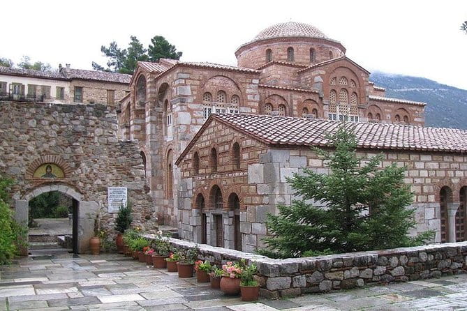 Sacred Delphi & Osios Loukas in a Full Day Private Tour - The Charm of Arachova Village