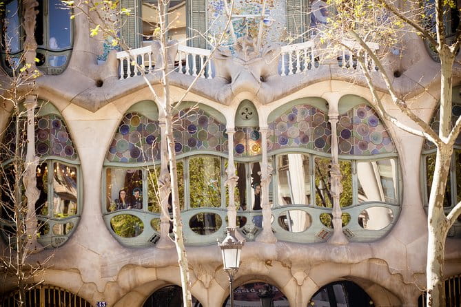 Sagrada Familia and Barcelona Highlights: Private Guided 4-Hour Driving Tour - Discovering Gaudí’s Architectural Marvels: La Pedrera and Casa Batlló