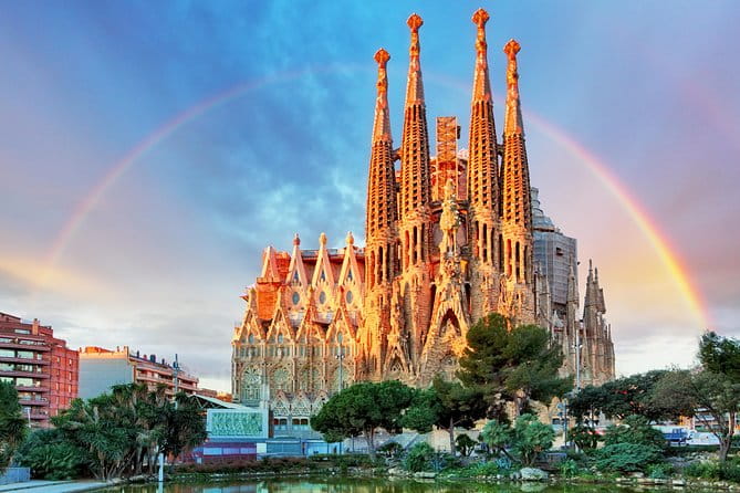Sagrada Familia and Barcelona Highlights: Private Guided 4-Hour Driving Tour - Montjuic and Panoramic Views of Barcelona