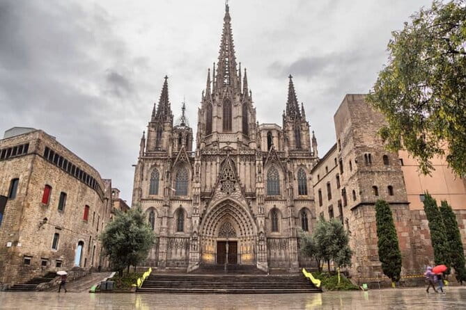 Sagrada Familia & Gothic Quarter Private Tour - Discovering the Gothic Quarter: Barcelona’s Ancient Heart