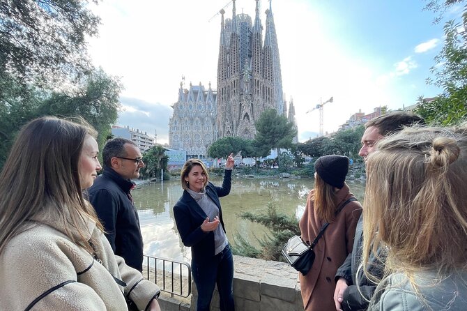 Sagrada Familia & Guell Park Small Group Tour With Drink & Tapa - Iconic Sagrada Familia