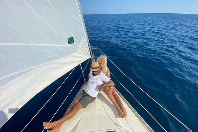 Sailing experience on a 4-hour sailboat in Girona - Who Would Love This?