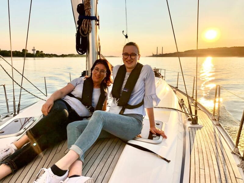 Sailing trip ''the Elbe by night", Hamburg/Elbe - Price and Logistics: Worth Every Cent