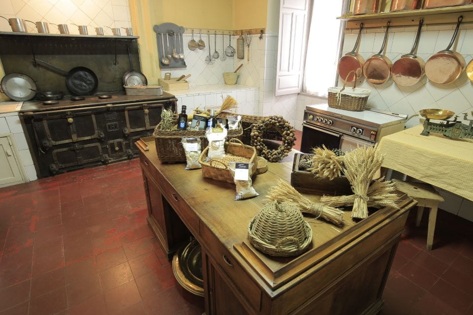 Salamanca: Monterrey Palace Audio-Guided Tour - Culinary Offerings and Recipes