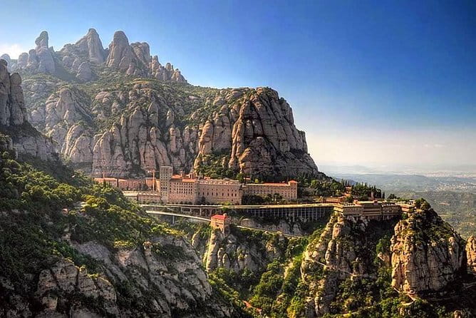 Salt Mountain, Cruces Forest, Wines and Montserrat Small group - Arriving at the Medieval Marvel: Cardona Castle
