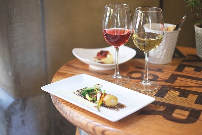 San Sebastian Evening Pintxo Tour With Wine - Exploring the Old Town