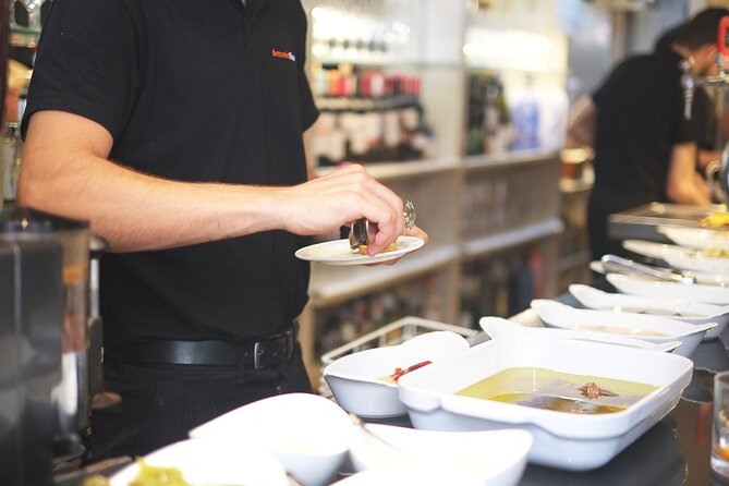 San Sebastian Evening Pintxo Tour With Wine - Tasting Styles of Pintxos